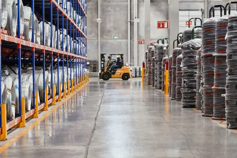 Limpieza de naves logísticas: Guía de seguridad y eficiencia